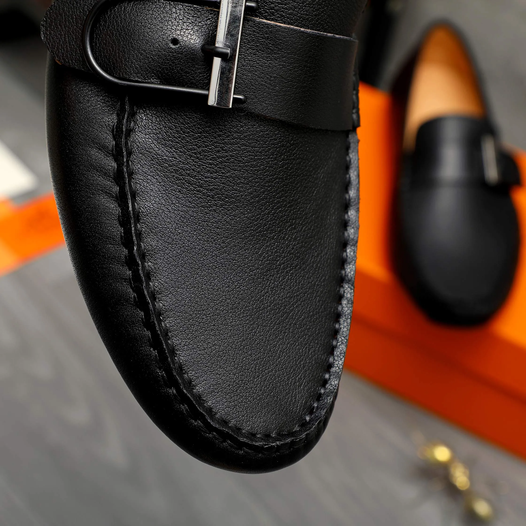 P380 Product trademark: HERMES "Hermes" casual slip-on men's shoes. Regular size: 38-44 Product material: Selected small pebbled cowhide upper, pigskin lining, rubber outsole
